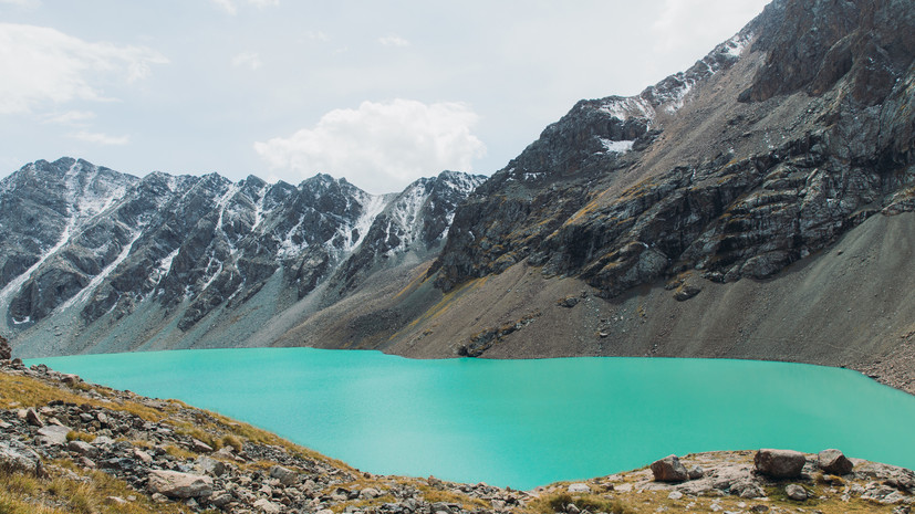 Сломавшая ногу альпинистка из России неделю ждёт помощи на высоте семь тысяч метров