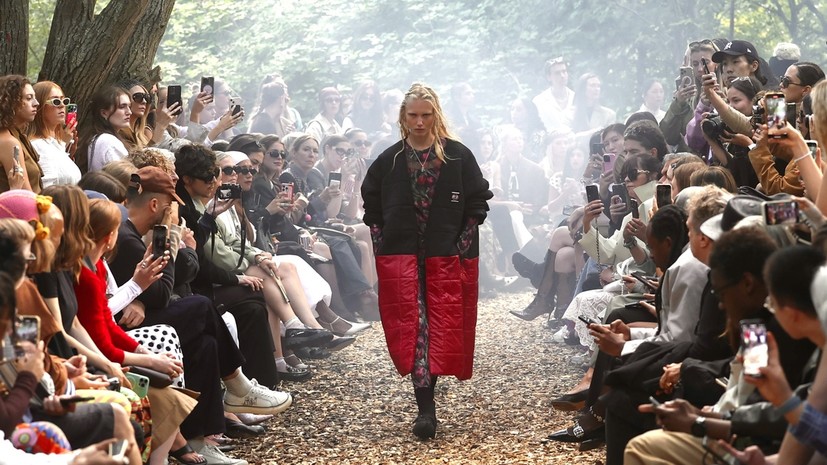 Красный — хит, возвращение баски и змеиный принт: что будет модно осенью и зимой сезона-2025/26