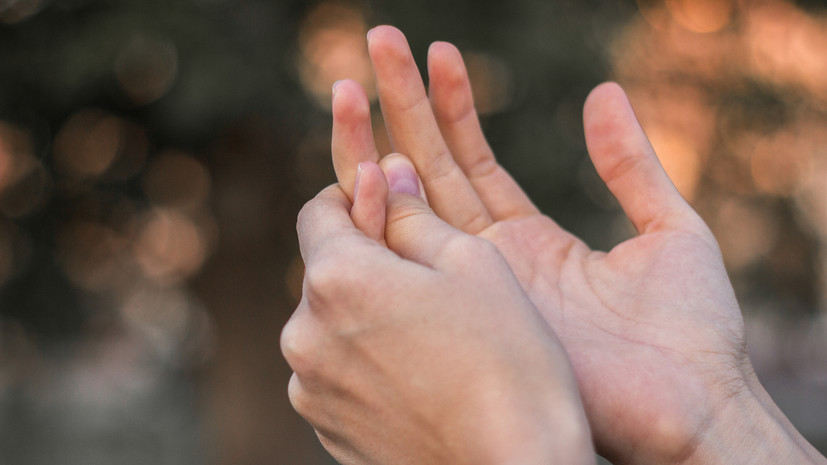 Врач Маслиев: скованность пальцев рук может быть признаком проблем с сухожилиями