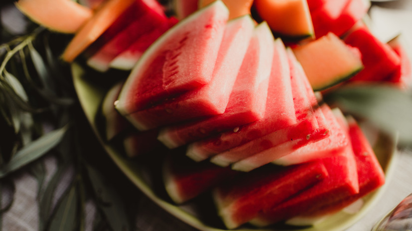 Врач Столярова посоветовала не покупать дольки арбуза или дыни