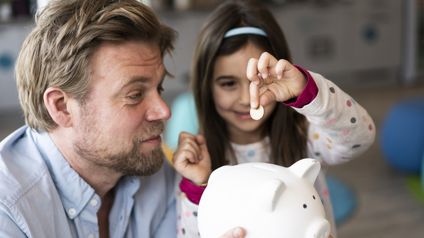 Психолог Токарчук: деньги на карманные расходы можно давать детям с первого класса