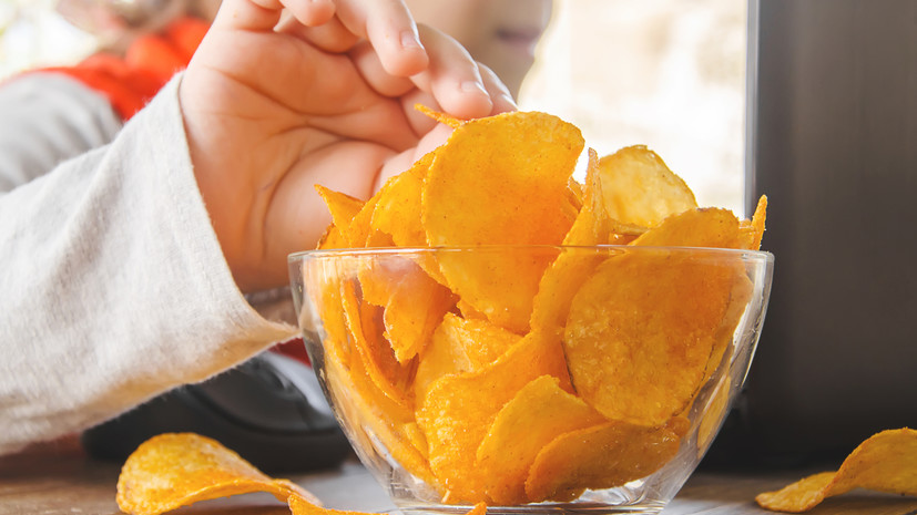 Врач Павловская: раз в месяц детям допустимо есть маленькую пачку чипсов