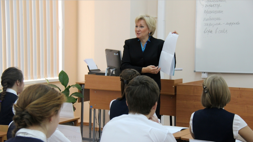 В Минпросвещения России рассказали о работе горячей линии по подбору педагогов