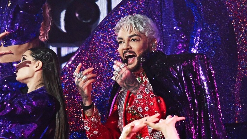 Киркоров поскользнулся и упал на сцене, но не перестал петь