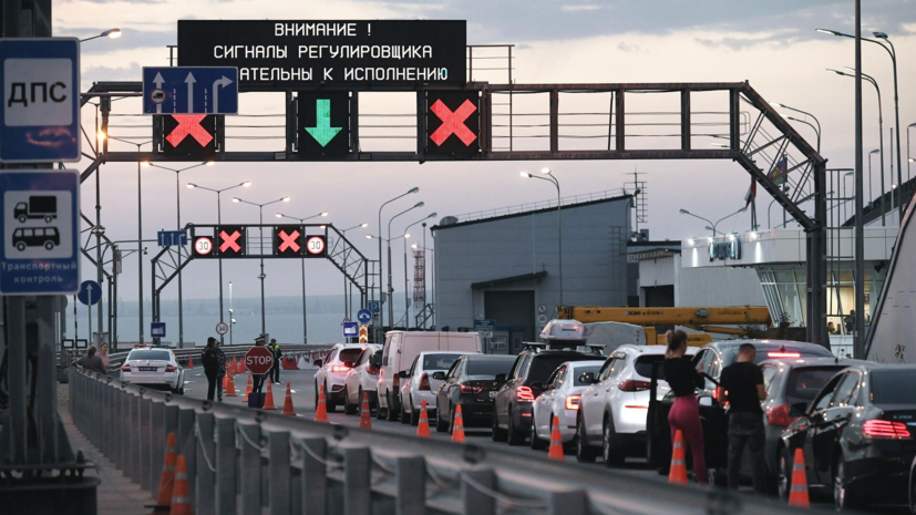 Свыше 800 автомобилей ожидает проезда по Крымскому мосту