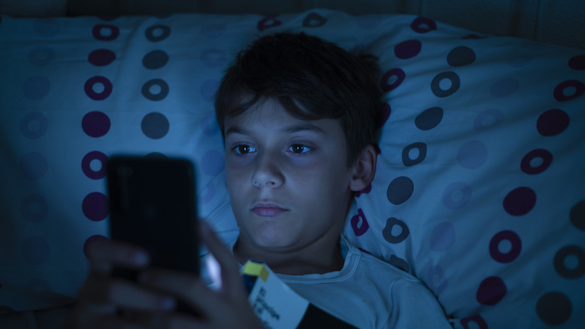 Сомнолог Полуэктов посоветовал убирать гаджеты у детей перед сном