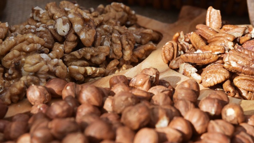 Гастроэнтеролог Кашух посоветовала заменить чипсы на орехи