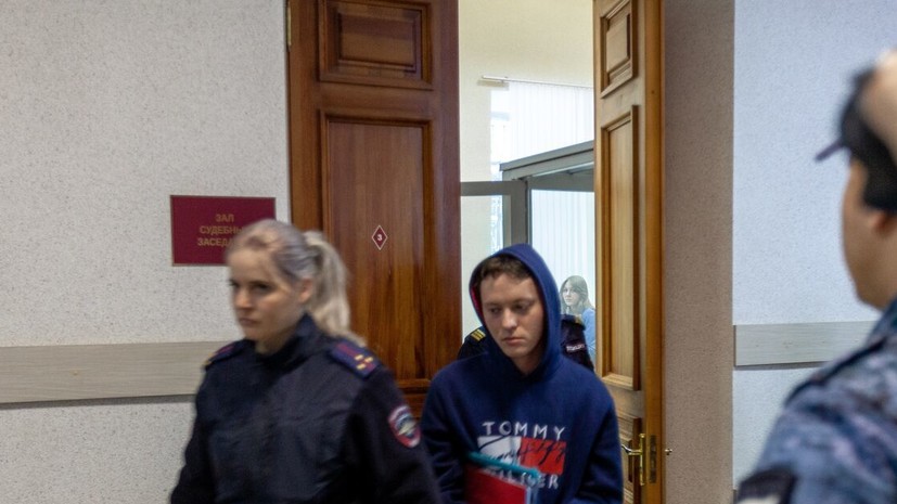 Приставы начали конфискацию имущества певца Шарлота