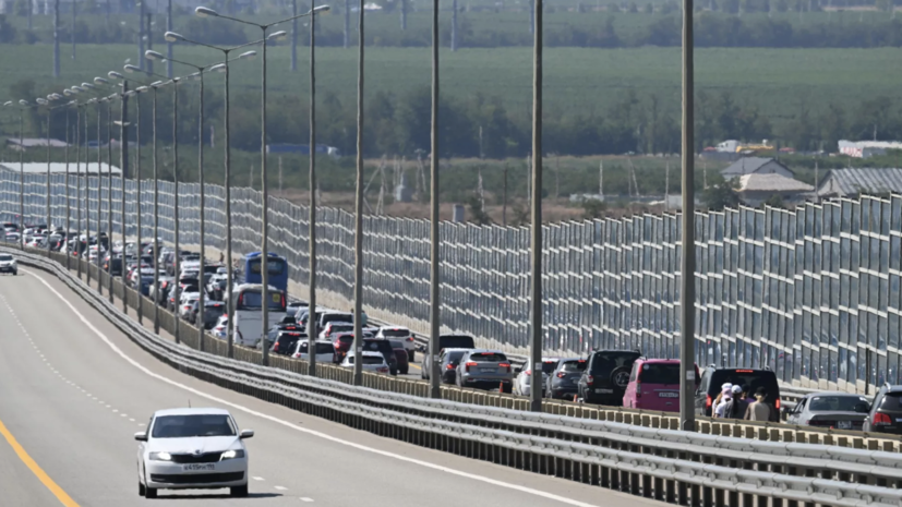 Свыше 500 автомобилей ожидает проезда по Крымскому мосту
