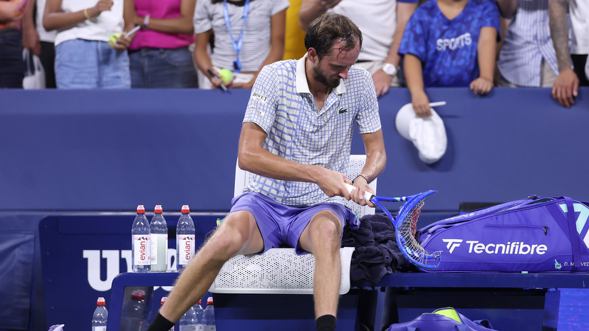 Медведев сломал ракетку после вылета с US Open