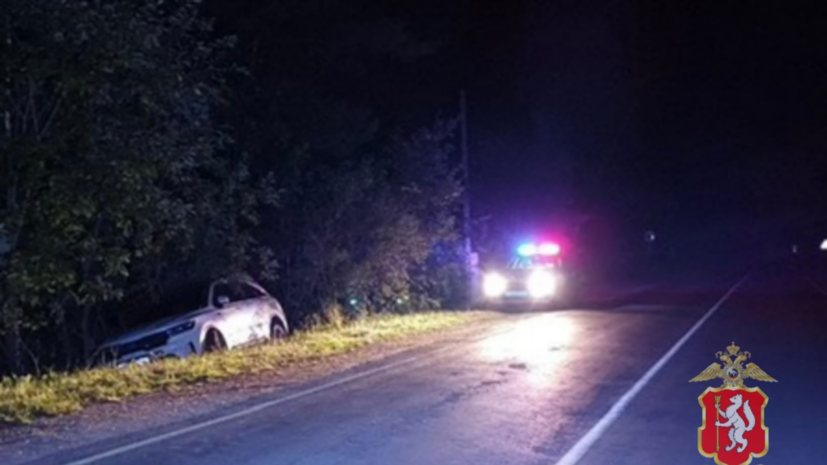 В Свердловской области женщина на ходу выпала из автомобиля, пытаясь снять трюк