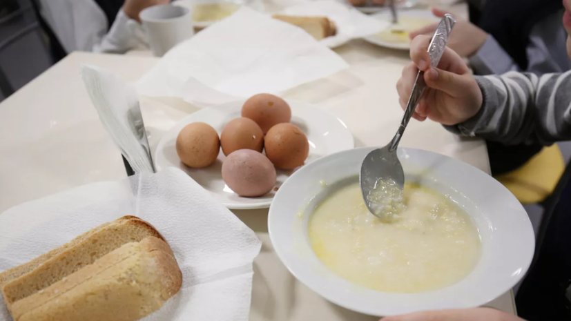 Онищенко посоветовал следить за питанием школьников во время учёбы