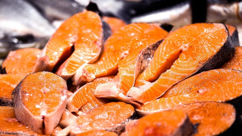 Нутрициолог Гузман посоветовала добавить в осенний рацион жирную рыбу