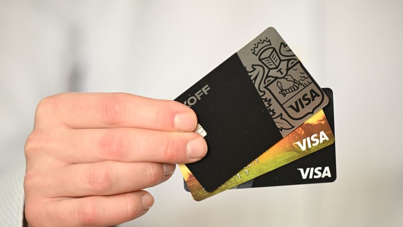 Экономист Мосягин назвал достаточным лимит в десять банковских карт на человека