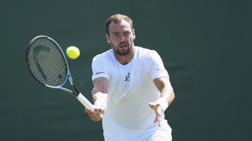 Сафиуллин победил Монфиса и вышел во второй круг Открытого чемпионата США