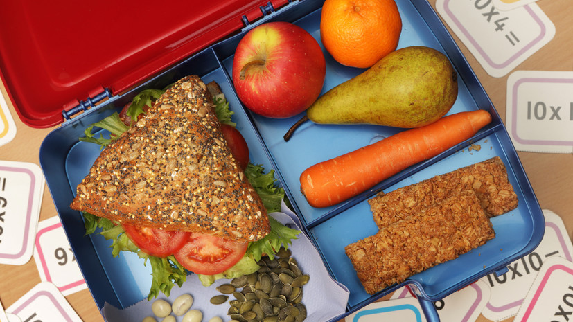 Россиянам дали советы, какой перекус стоит дать ребёнку с собой в школу