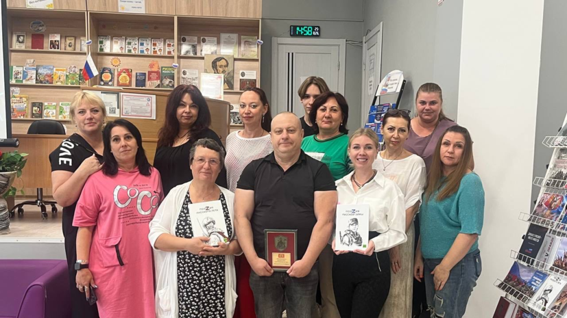 Сборники военной лирики от RT представили в Запорожской области