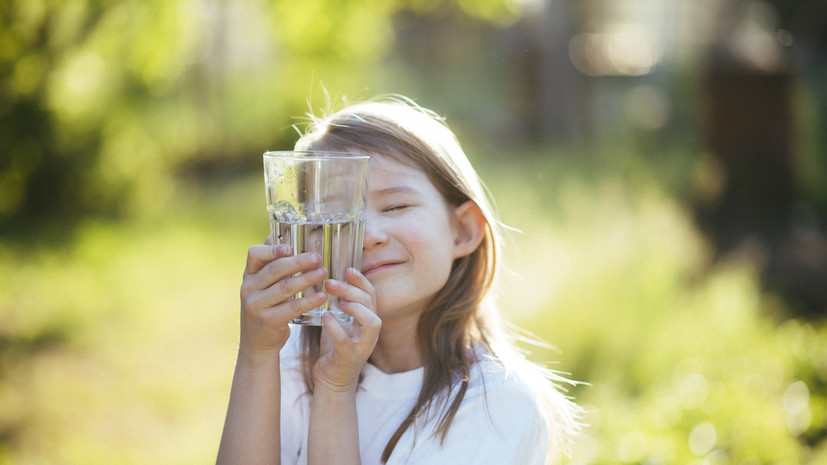 Диетолог Никитина: важно приучить ребёнка пить воду