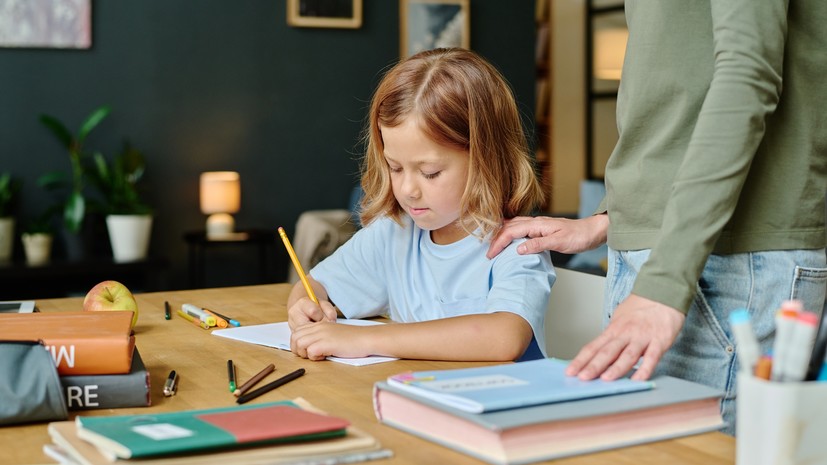 Специалист Маерова посоветовала избегать угроз в просьбах сделать уроки