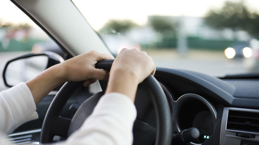 Автоэксперт пояснил, что нужно учитывать при расположении рук на руле