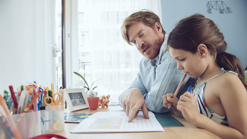 Психолог Дуванская: родителям стоит помогать детям делать уроки