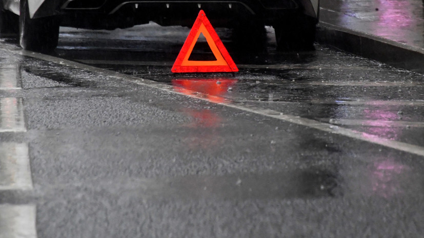 На МКАД произошло ДТП с последующим опрокидыванием грузовика