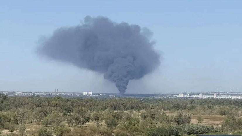 В Волгограде горит рынок на площади 300 квадратов