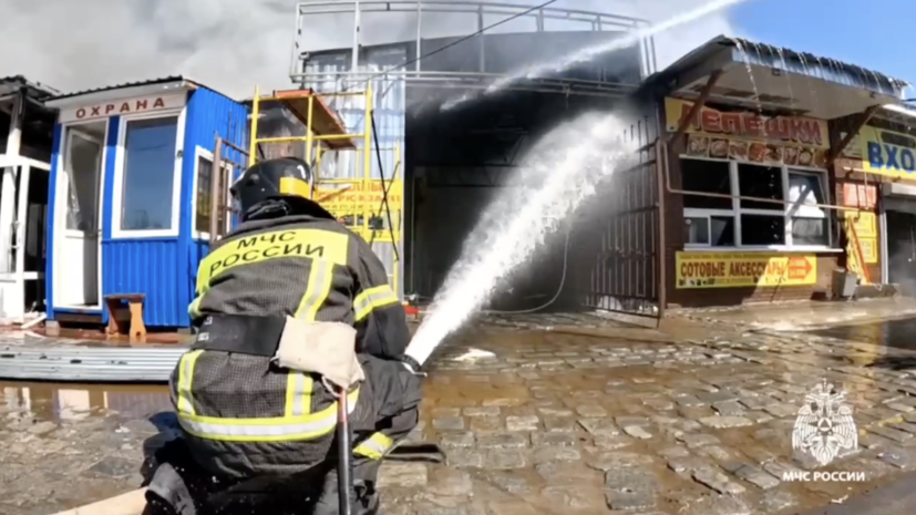 Спасатели эвакуировали 600 человек с горящего рынка в Волгограде