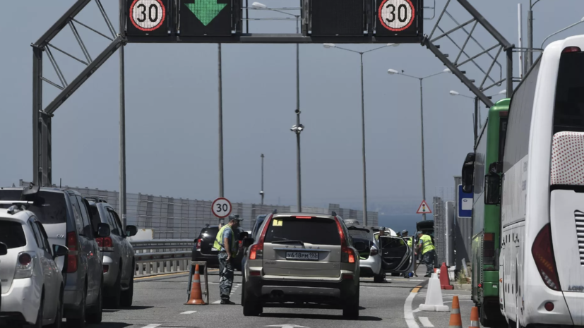 Свыше 500 автомобилей ожидает проезда по Крымскому мосту