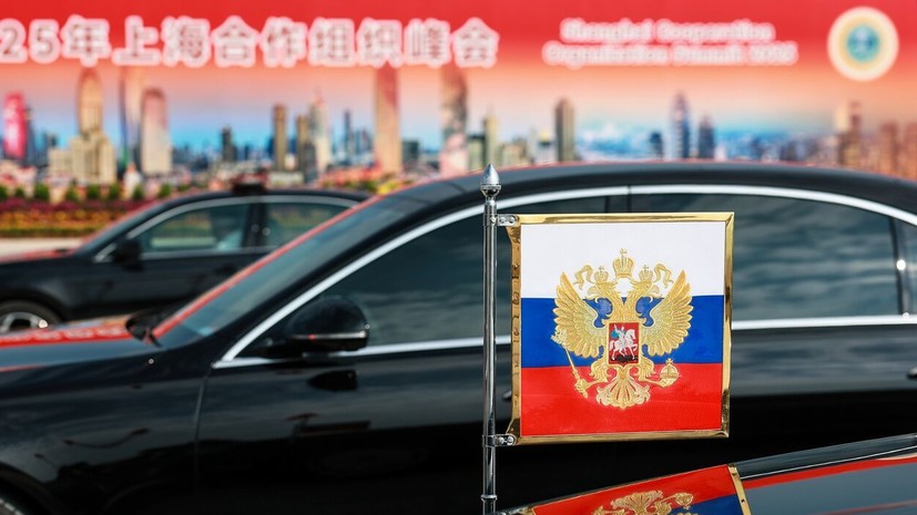 Путин покинул аэропорт Тяньцзиня на Aurus с китайскими номерами