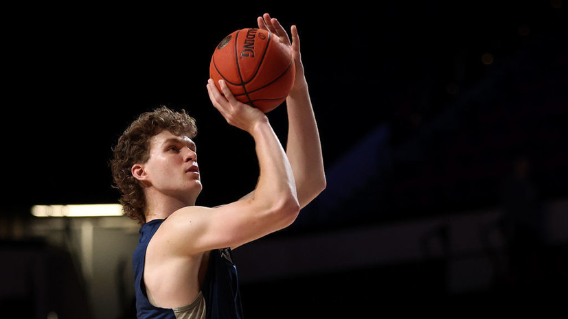 Игрок НБЛ был госпитализирован с травмой шеи после того, как на него упал баскетбольный щит