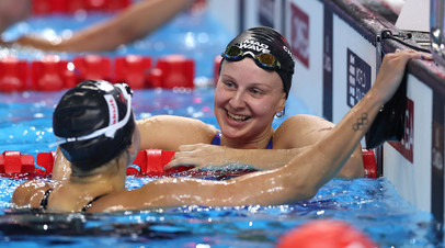 Евгения Чикунова и Кейт Дуглас (спиной) после финиша