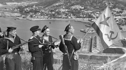 Моряки Тихоокеанского флота водружают флаг ВМФ СССР над бухтой Порт-Артура