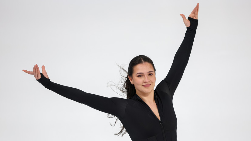 Константинова попыталась сделать на льду элемент из фигурного катания в хоккейной экипировке