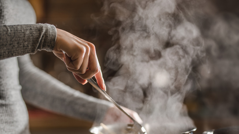 Врач Столярова посоветовала хорошо пропаривать продукты перед консервацией