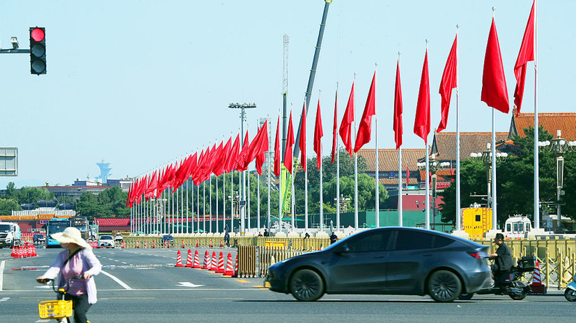 RT показал очередь из журналистов, готовящихся освещать парад в Пекине