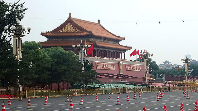 Почётный караул уже марширует по главной площади Пекина