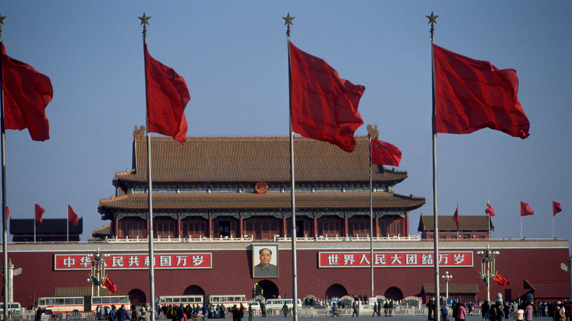 Первые гости уже прибывают на площадь Тяньаньмэнь в Пекине