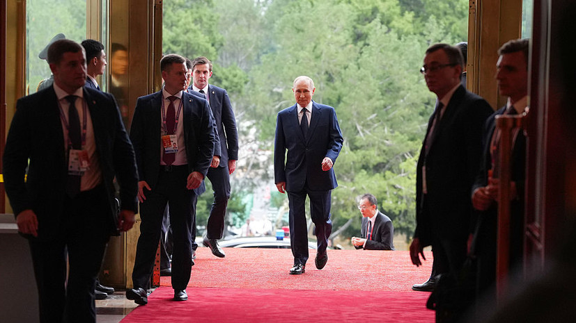 Путин поговорил с Си Цзиньпином и Ким Чен Ыном по пути на трибуны парада в КНР