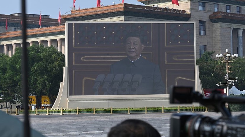 Путин и Си Цзиньпин разговаривают на трибуне в Пекине