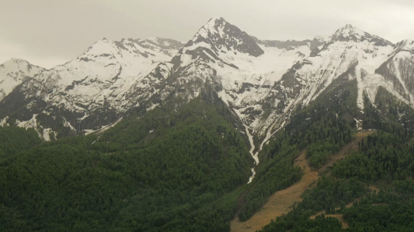 В Федерации альпинизма России заявили, что в поисках застрявшего в горах Сочи мужчины задействованы вертолёты