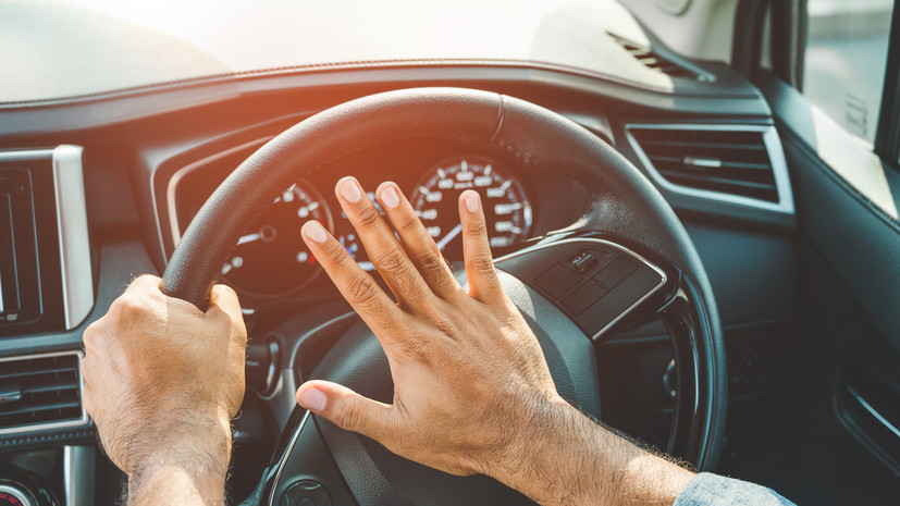 Автоэксперт: сигналить другому водителю на светофоре — это нарушение