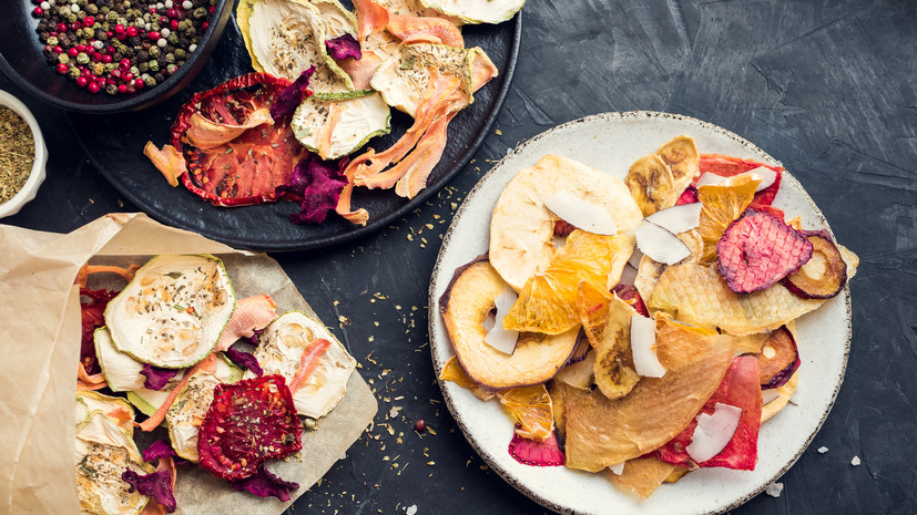 Врач Серёжина назвала фруктовые чипсы полезным перекусом