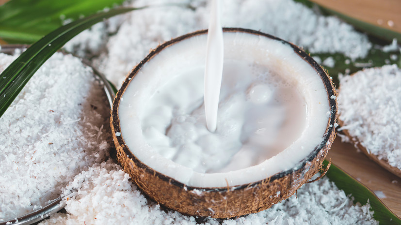 Диетолог Бобровский назвал модой замену обычного молока на кокосовое