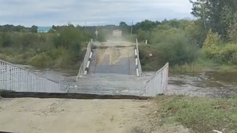 В Приамурье из-за проезда большегруза обрушился мост через реку