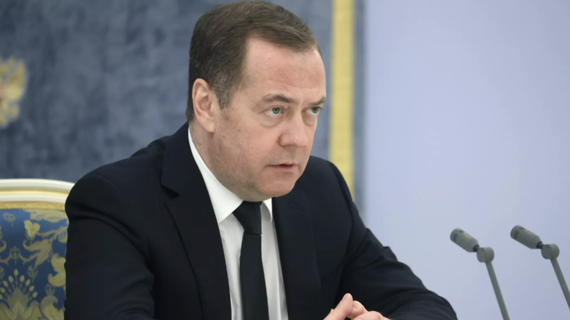 Медведев: Россия вправе вернуть украденные британцами деньги в виде новых земель