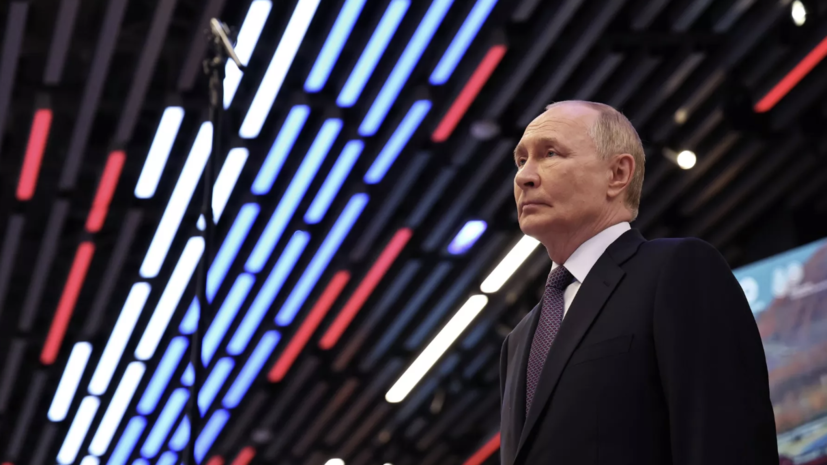 Путин прибыл на остров Русский, где проходит ВЭФ, на катере