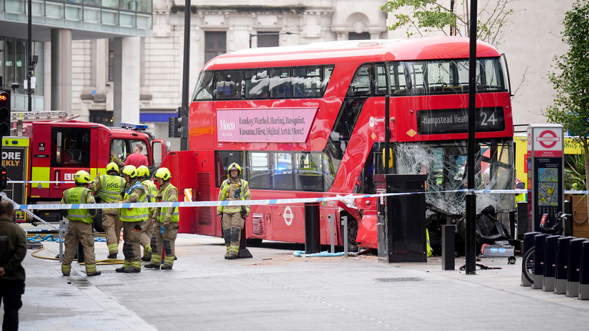 Sky News: после наезда автобуса на толпу в центре Лондона пострадали 17 человек