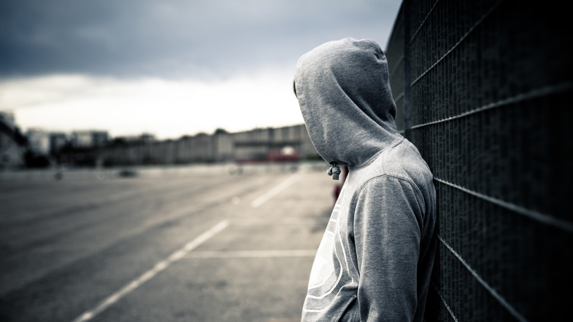 Психолог объяснила, чем вызван молодёжный тренд с подрезанием уголков рта