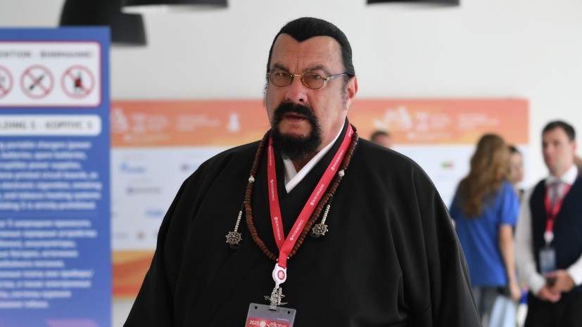 Стивен Сигал прибыл на пленарное заседание ВЭФ